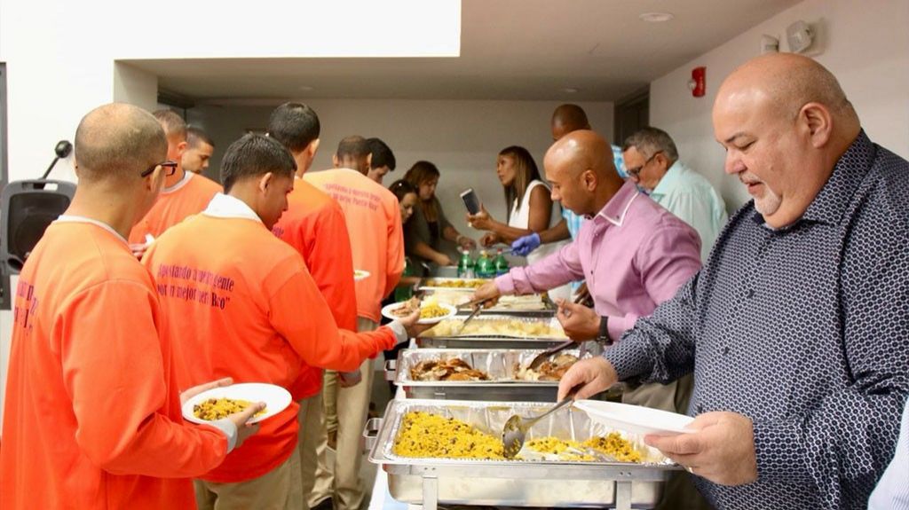  Presidente cameral comparte almuerzo con confinados que trabajan en El Capitolio 