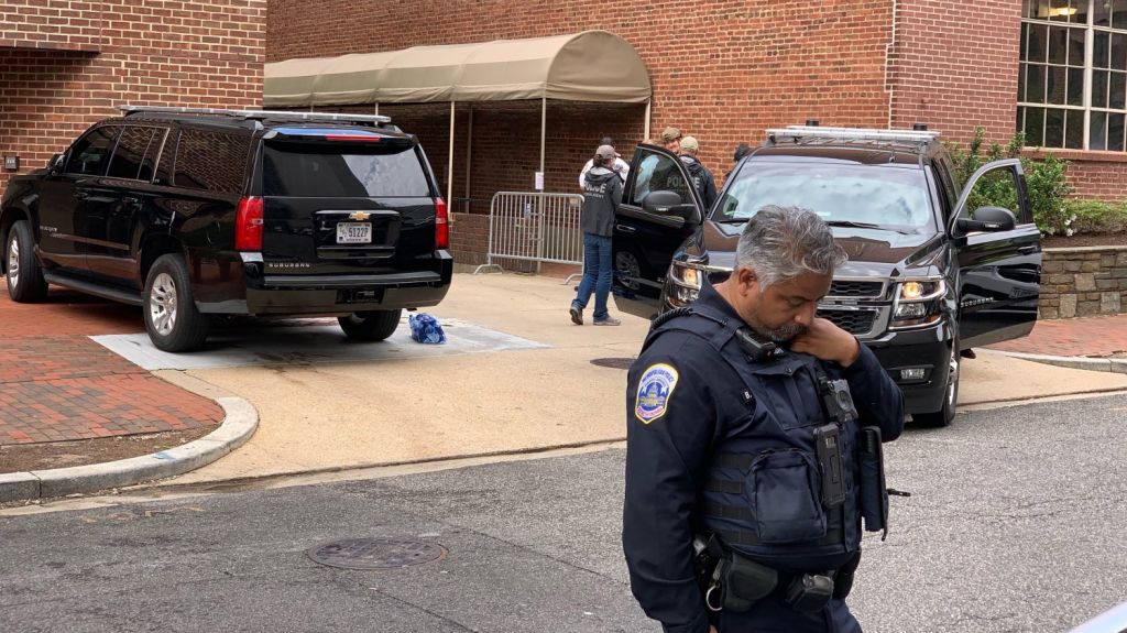  Agentes sacan a los &uacute;ltimos activistas pro Maduro de la embajada venezolana 