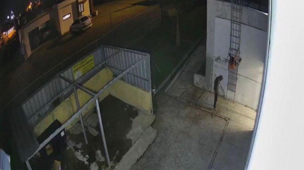  Los agarran &ldquo;con las manos en la masa&rdquo; mientras escalaban escuela de Las Piedras 