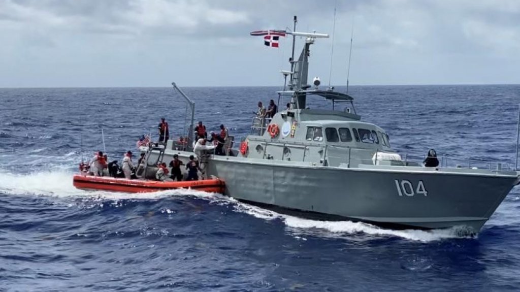  Guardia Costera repatria a 11 dominicanos tras ser intervenidos en el Paso de la Mona 