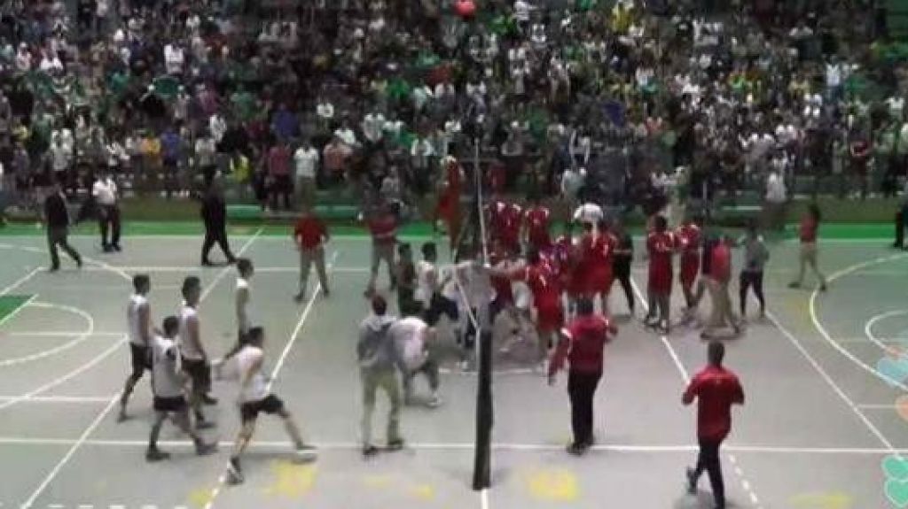  Video: A pu&ntilde;o limpio termina juego de voleibol entre la UPR de R&iacute;o Piedras y Mayag&uuml;ez 