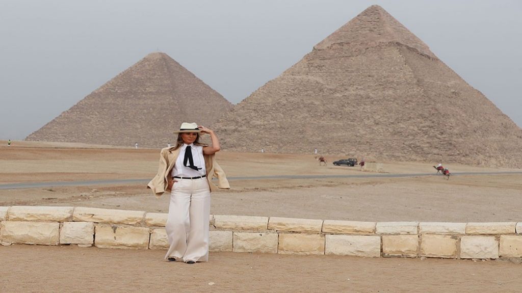  Melania Trump pasea entre las pir&aacute;mides en Egipto 