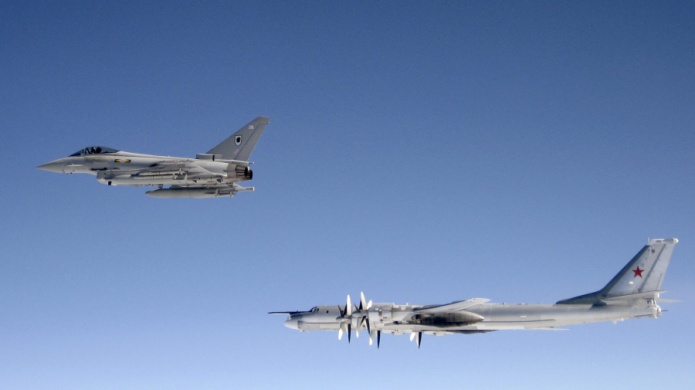 Reino Unido despliega aviones de caza para interceptar dos bombarderos rusos