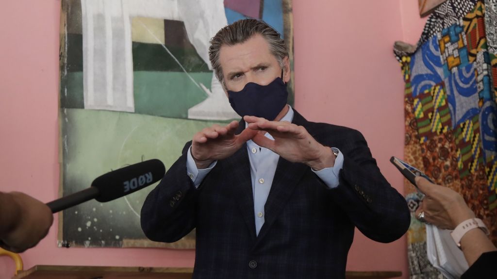  California cierra los bares de buena parte del estado para atajar la COVID-19 