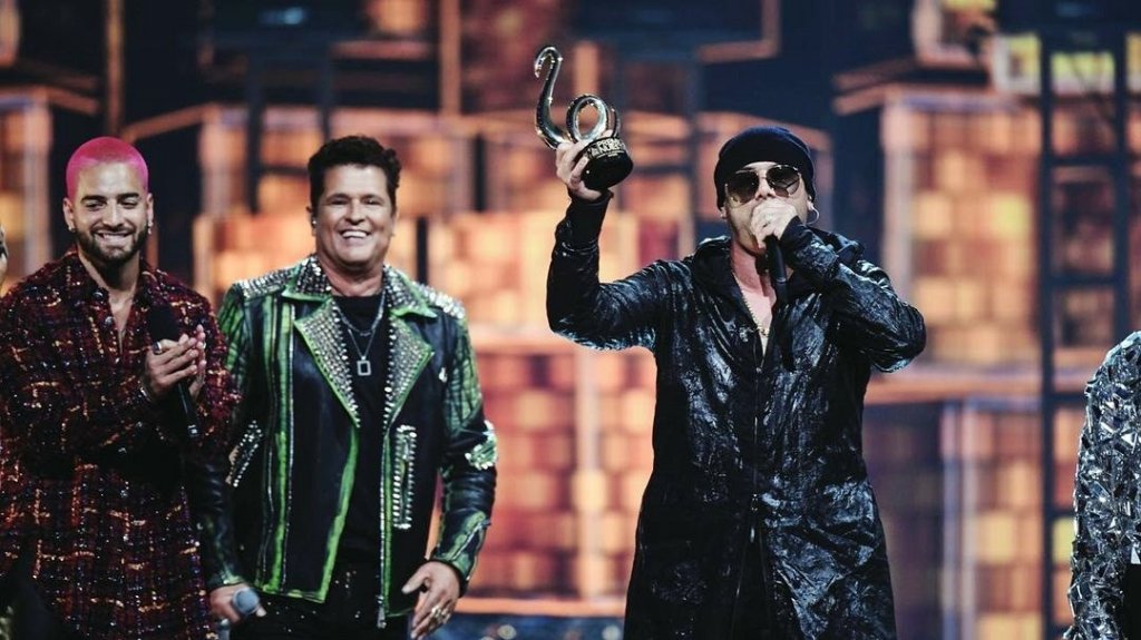  Bad Bunny triunfa en una noche llena de sorpresas en Premio Lo Nuestro 