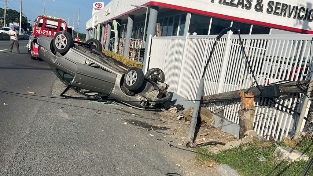  Accidente de Auto con Vehículo Volcado en Arecibo 