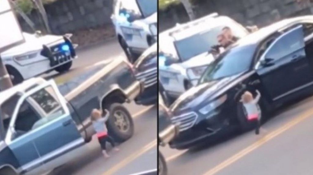  Video: Beb&eacute; sale con los brazos en alto durante arresto de sus padres 