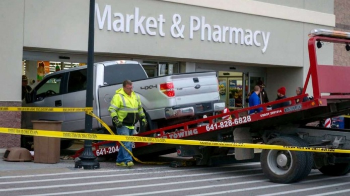 Tres muertos tras estrellarse vehÃ­culo contra un Walmart en Iowa