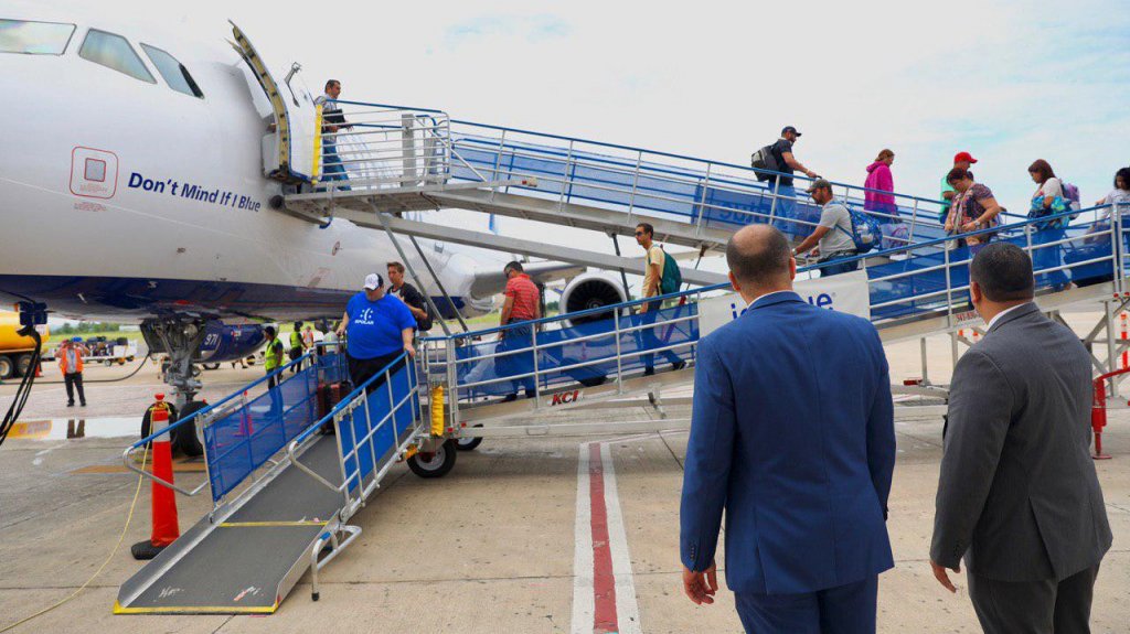  Despu&eacute;s de m&aacute;s de un a&ntilde;o se reanudan los vuelos comerciales en aeropuerto internacional Rafael Hern&aacute;ndez de Aguadilla 