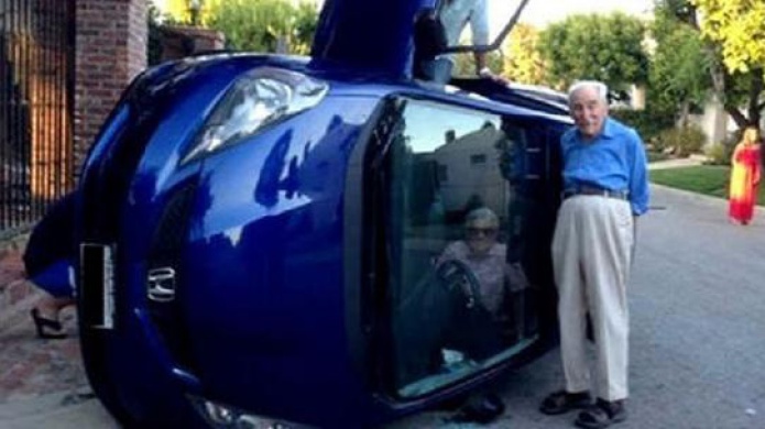 Dos viejitos que se vacilan haber volcado su vehiculo 
jajaj" Asi No Se Puede"