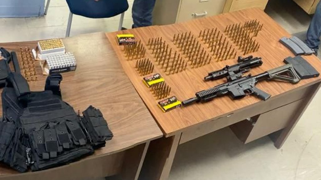  Video: Con rifle, chaleco y drogas un hombre arrestado en Toa Baja 