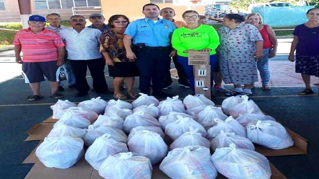  Reparten alimentos a familias necesitadas en Camuy 