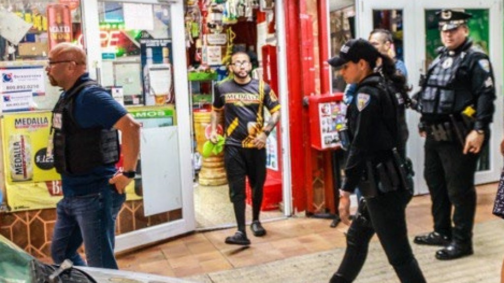  Un menor y un adulto arrestados con armas durante operativos a negocios en San Juan 