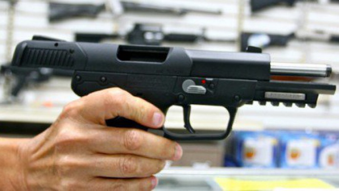 "Discrimen contra los que portan armas de fuego en el país, incluyendo a los policías" 