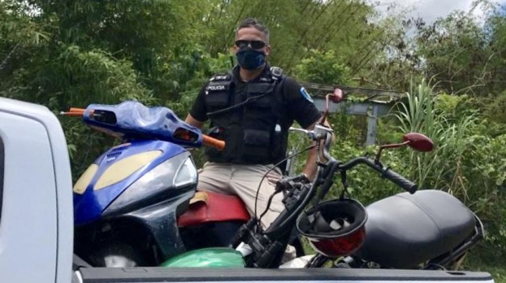  Municipales deVega Alta intervienen con violadores al toque de queda que andaban en bicicletas y motoras 