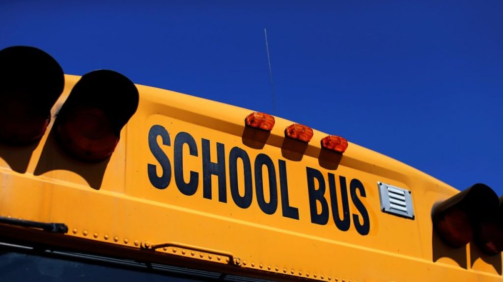  VIDEO: Auto casi atropella a ni&ntilde;os que caminaban hacia bus escolar en EE.UU. 