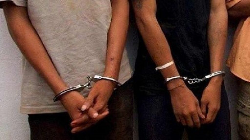  Arrestan 4 j&oacute;venes en Arecibo con un una bolsita y un cigarro de marihuana 