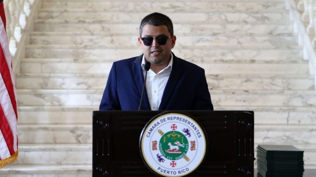  Representante Néstor Alonso Vega hace reclamo a la AAA 