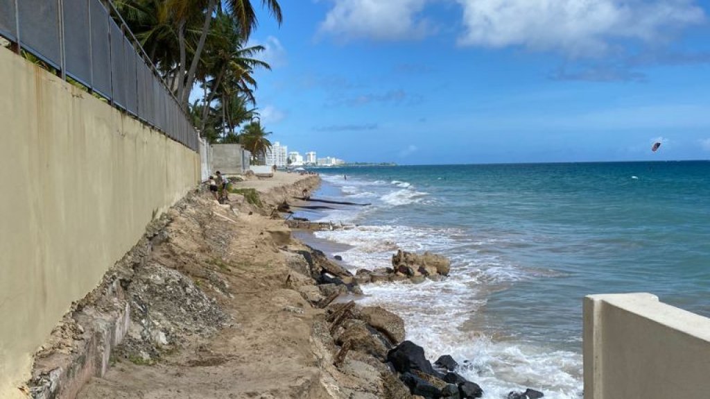  Investigan los efectos de la marejada del hurac&aacute;n Larry en la playa de Ocean Park, afectada gravemente por la erosi&oacute;n 