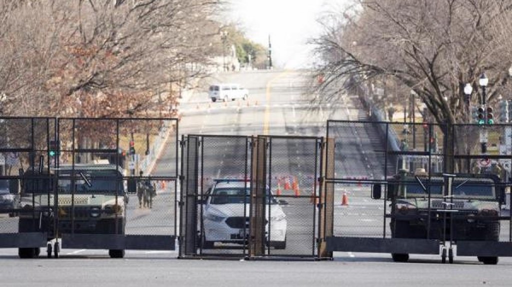  Arrestan a otro hombre armado y a una mujer en centro blindado de Washington 