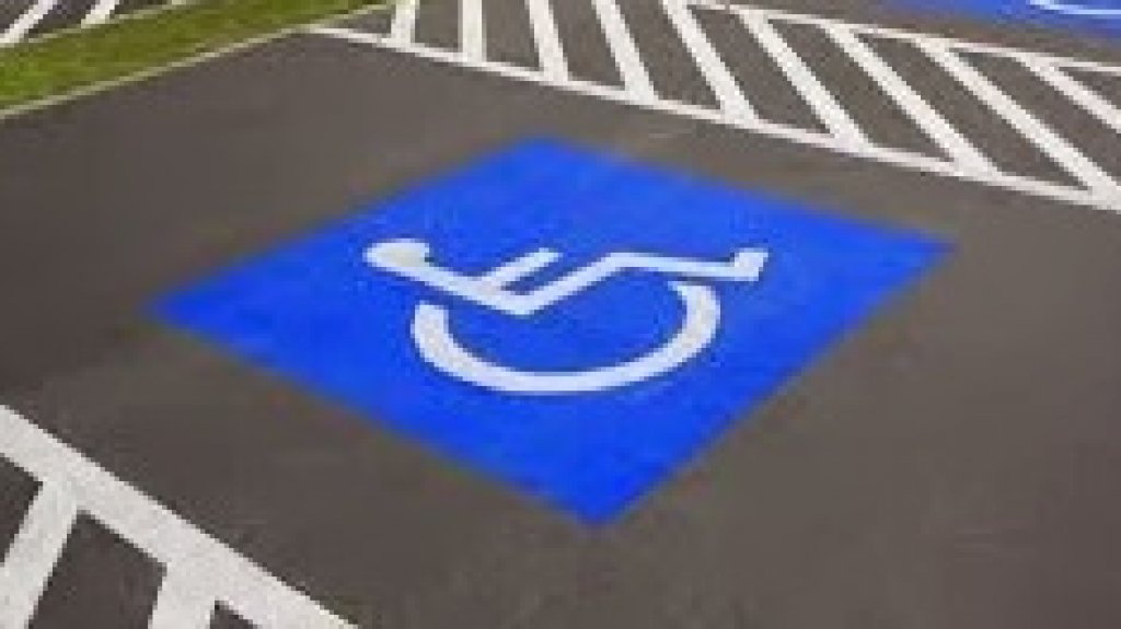  Dan paso a pieza legislativa que extiende a diez a&ntilde;os vigencia de r&oacute;tulo removible que permite estacionar en &aacute;reas designadas a personas con impedimentos 