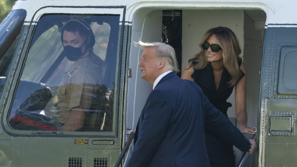  Melania Trump aparece sonriendo en una foto y usuarios de Twitter aseguran que se trata de una doble 