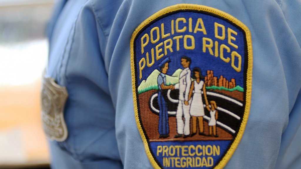  Hombre atrincherado en vivienda se entrega a la polic&iacute;a 