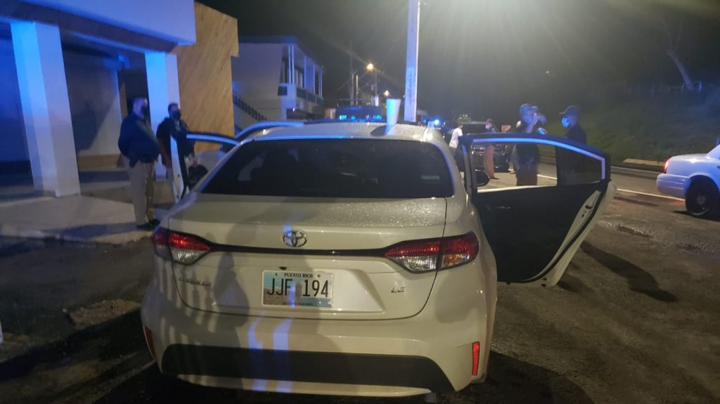  Fotos Polic&iacute;a en Mayag&uuml;ez ocupa veh&iacute;culo y arresta varias personas por drogas 