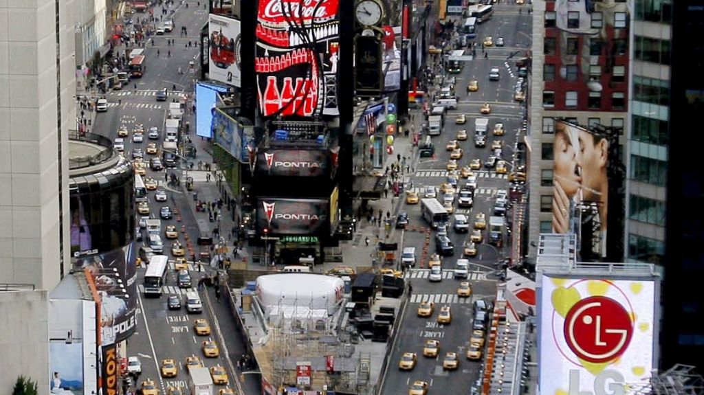  Una mujer muere en Times Square al caerle escombros de la fachada de edificio 