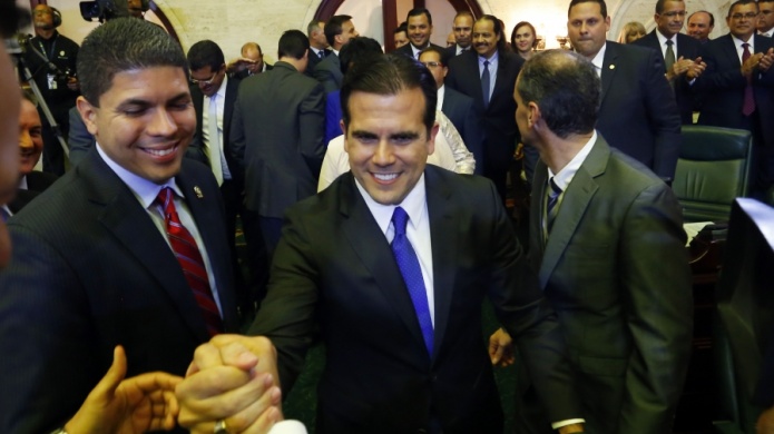 Gobernador firma proyectos de ley de acceso a servicios de salud