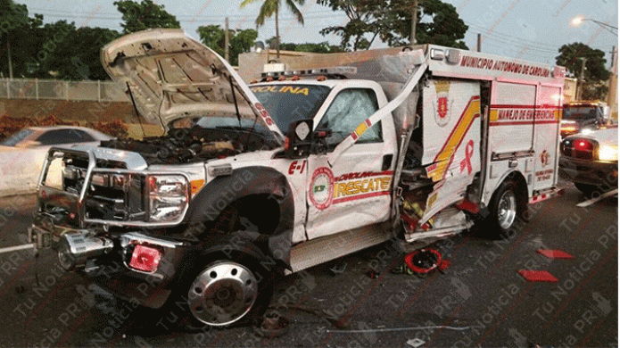 Rescatistas en Carolina casi pierden la vida, mientras ayudaban a otros