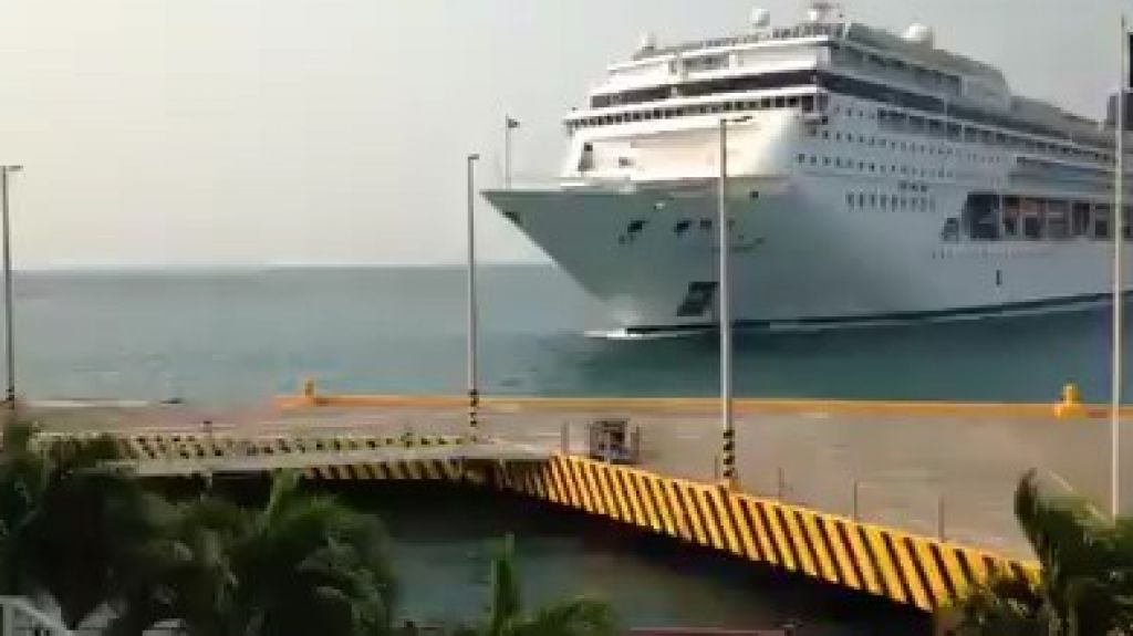  Video: Momento en que un crucero lleno de pasajeros choca en el muelle de la isla de Roatán  