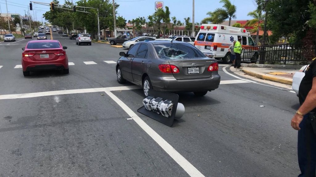  Fotos: Conductora en Dorado pasa &ldquo;El susto de la vaca&rdquo; al caerle un sem&aacute;foro encima a su auto 