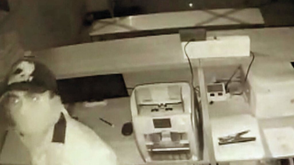  Un asaltante muere al cortarse el cuello accidentalmente cuando robaba un banco 