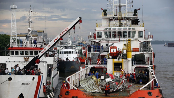 Equipos de rescate encuentran la caja negra del aviÃ³n de AirAsia