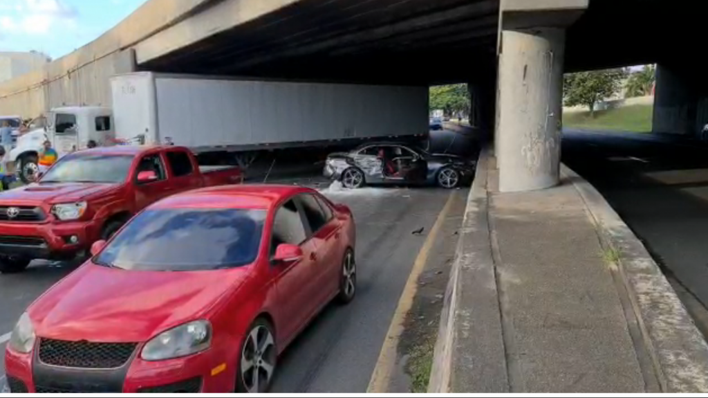  Video: Muere conductor de cami&oacute;n luego de impactar 6 autos en Cata&ntilde;o 