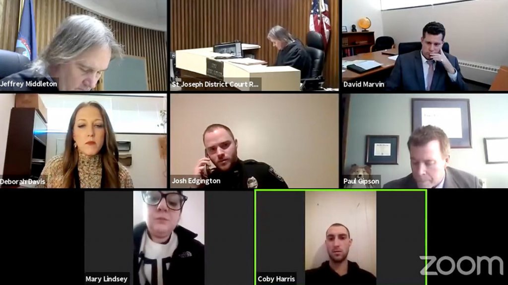  VIDEO: Descubren a un acusado por violencia dom&eacute;stica en la casa de su v&iacute;ctima en plena audiencia judicial por Zoom 