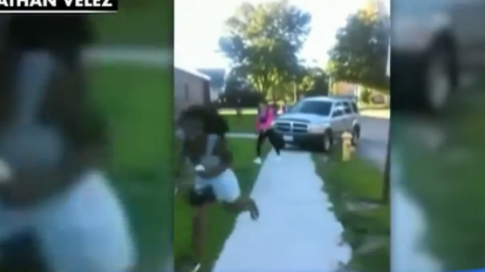 Video: Conductor intenta atropellar a grupo de jÃ³venes para "defender" a su hija