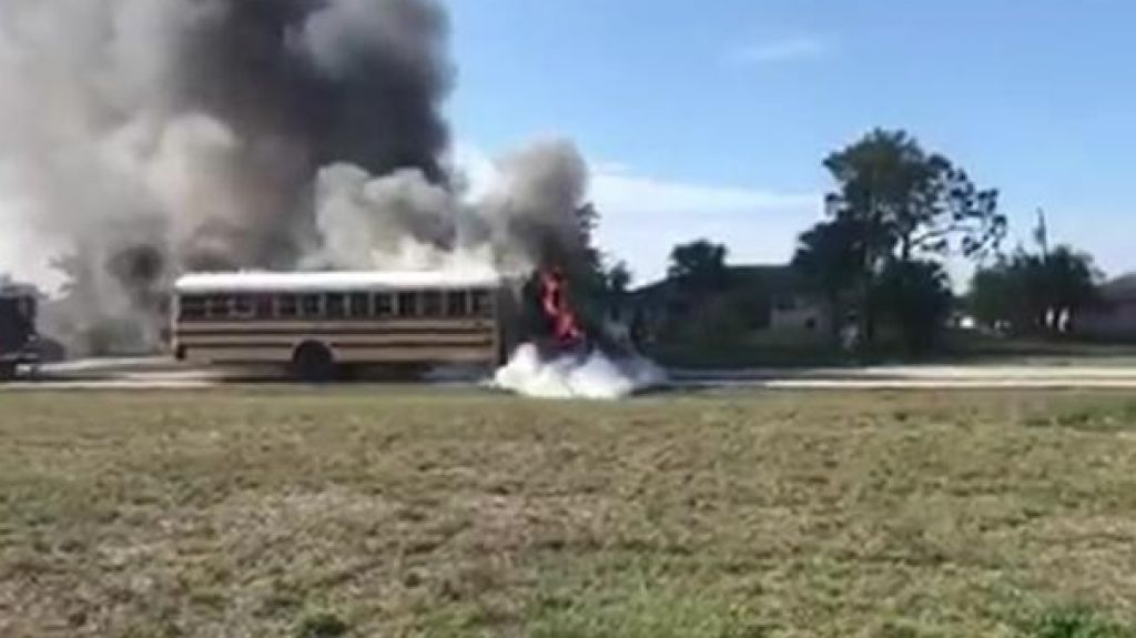  Video: Se incendia autob&uacute;s escolar con 25 ni&ntilde;os dentro en Florida 