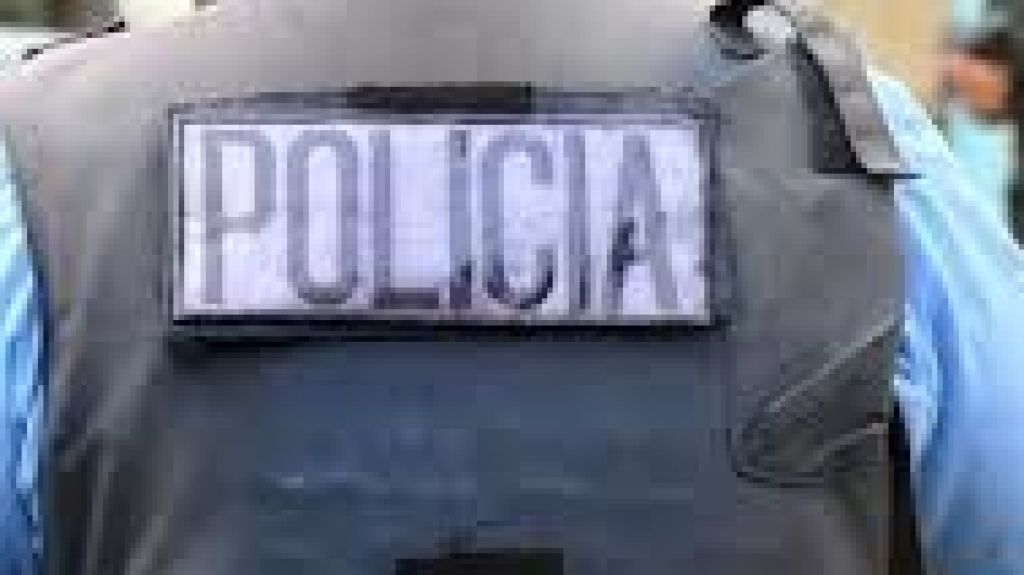  Desarman a polic&iacute;a municipal acusado de golpear a hombre en chinchorro de Aguada 