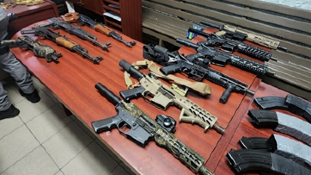  Video: Polic&iacute;a ocupa arsenal de armas y municiones en Toa Alta 