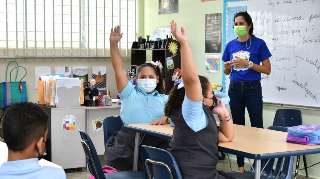  Avala la C&aacute;mara aumento salarial de $2,700 mensuales a maestros y maestras del Departamento de Educaci&oacute;n 