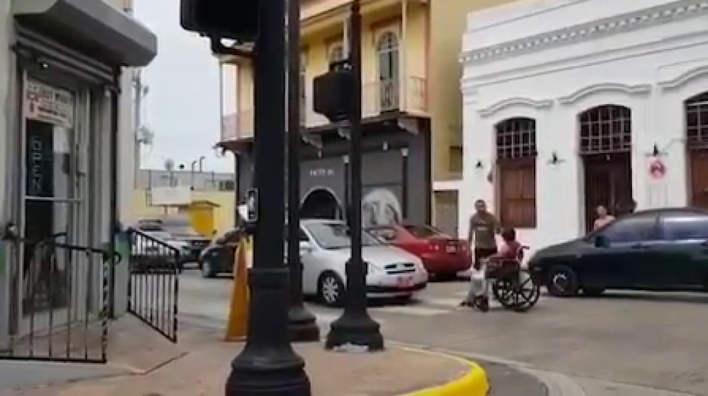  Video: Conductor enfrenta &ldquo;deambulante&rdquo; en silla de ruedas armada de un cuchillo 