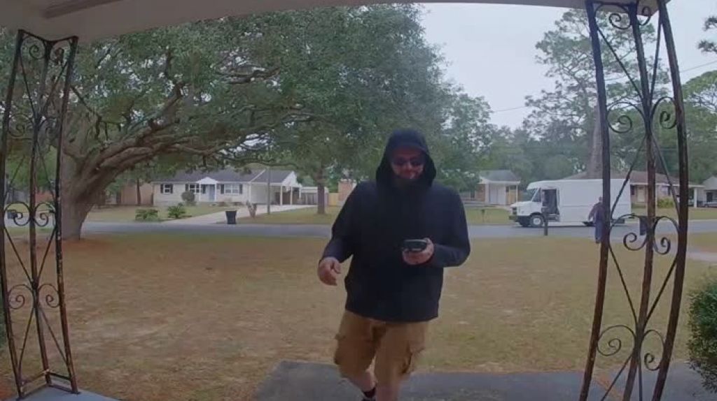  Captan en video empleado de FedEx en Florida tirando &ldquo;algarete&rdquo; un lente de c&aacute;mara Canon de 1,500 d&oacute;lares 