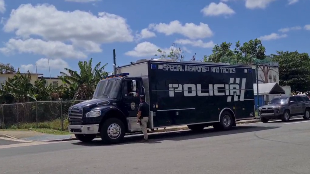  Video: Momento que la polic&iacute;a ocupa barriada en Caguas 