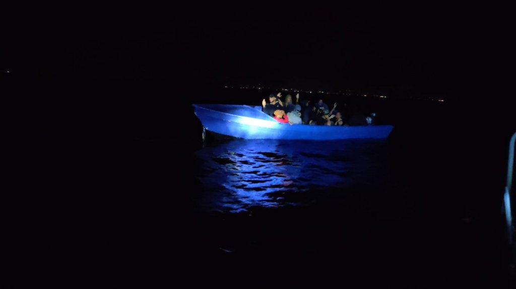  Bajo custodia de la Guardia Costanera, 23 personas que intentaban entrar a la Isla de manera ilegal 