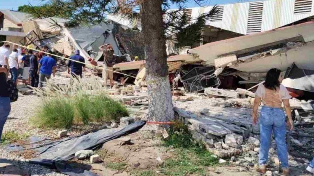  Video: Varios muertos luego de derrumbarse iglesia durante un bautismo en México 