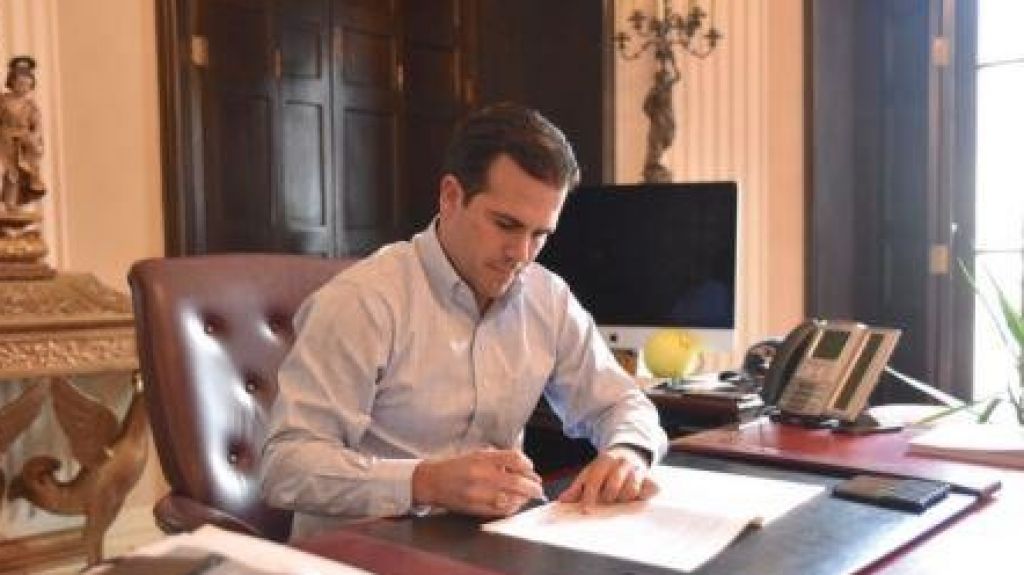  Gobernador convierte en ley proyecto que permite descuento en estudios universitarios a veteranos 