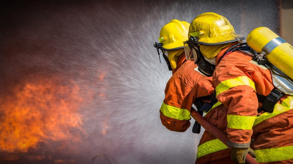  Fuego afecta a dos carros en Arecibo 