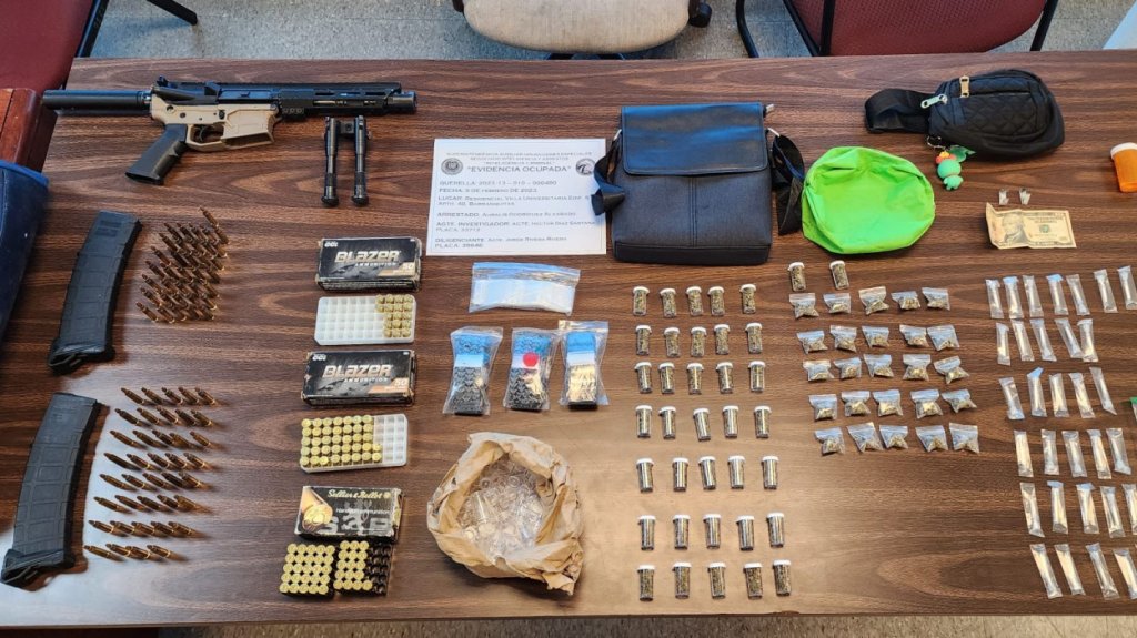  Polic&iacute;a arresta a mujer de 29 a&ntilde;os facilitadora de organizaci&oacute;n criminal y le ocupan droga, rifle y municiones en Barranquitas 